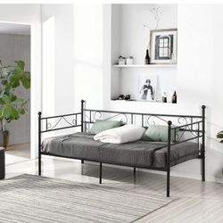 Daybed Metal Black With Mattress’s Great Condition