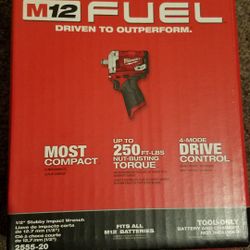 Milwaukee M12 Stubby Impact Wrench 