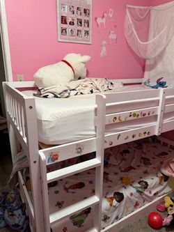 Twin bunk beds