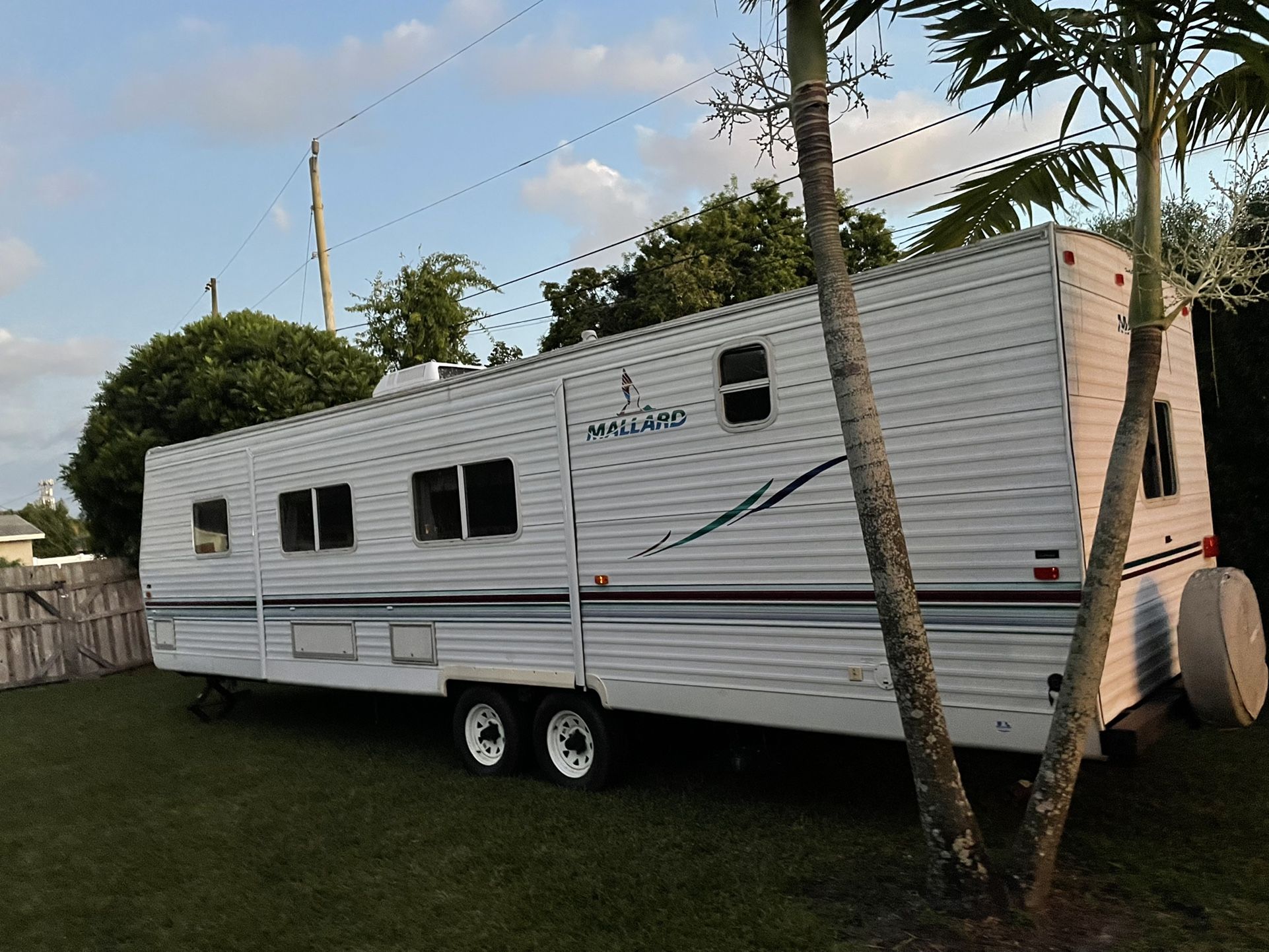 2002 Mallard Fleet wood Slide Out