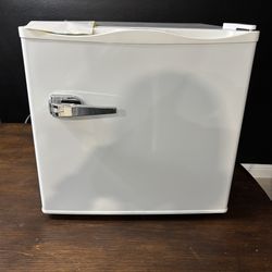 COWSAR 1.2-cu ft Upright Freezer ( White)