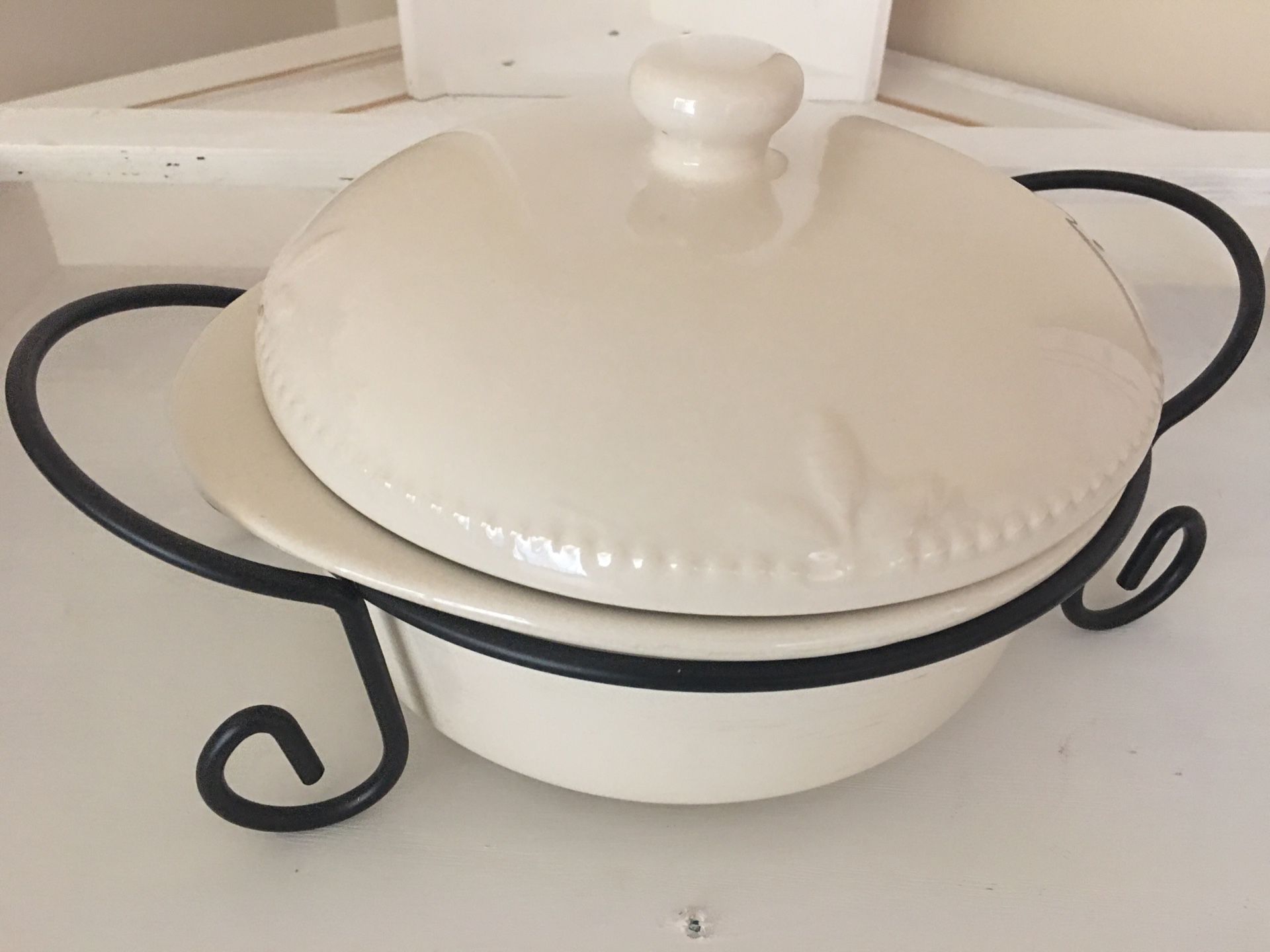 10” Round covered baker casserole dish with wire carry rack.