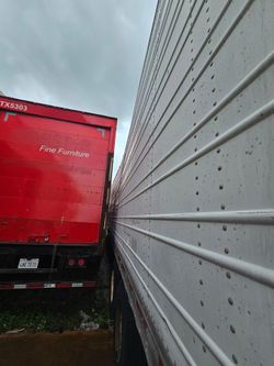 Trailer seco de 53' pies con mercancía de muebles incluidas