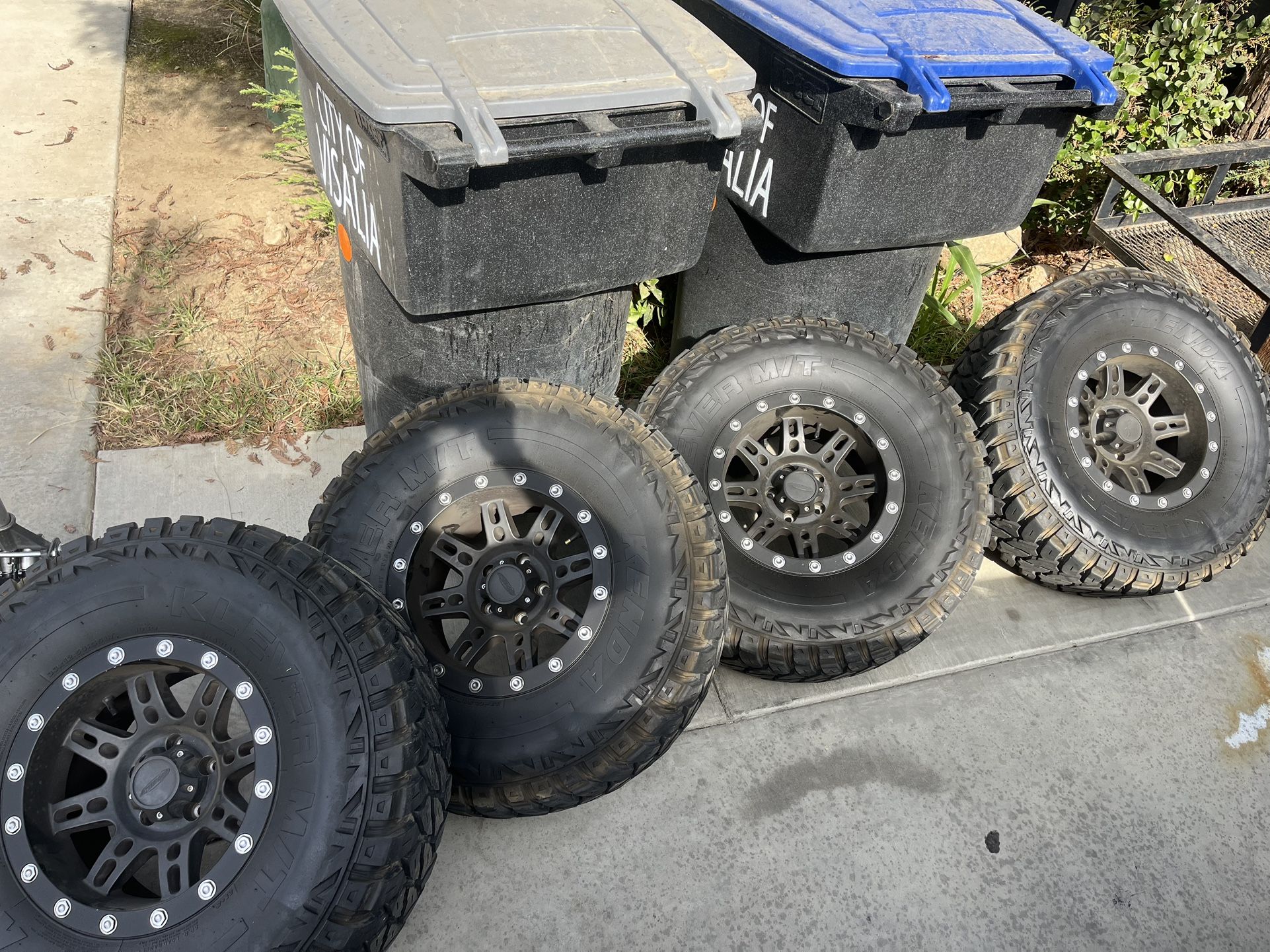 33x12.50R15LT