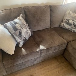 Brand New Only Had 3 Months I Paid 2500 It’s a three Piece Couch I’m Asking 1500