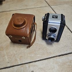 This is an Argus Argoflex Seventy-Five (75) twin-lens reflex (TLR) camera in its original leather case