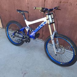  Giant Down Hill Bike