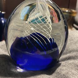  Lovely pretty Cobalt blue 💙 With Beautiful White Design  vintage glass paperweight