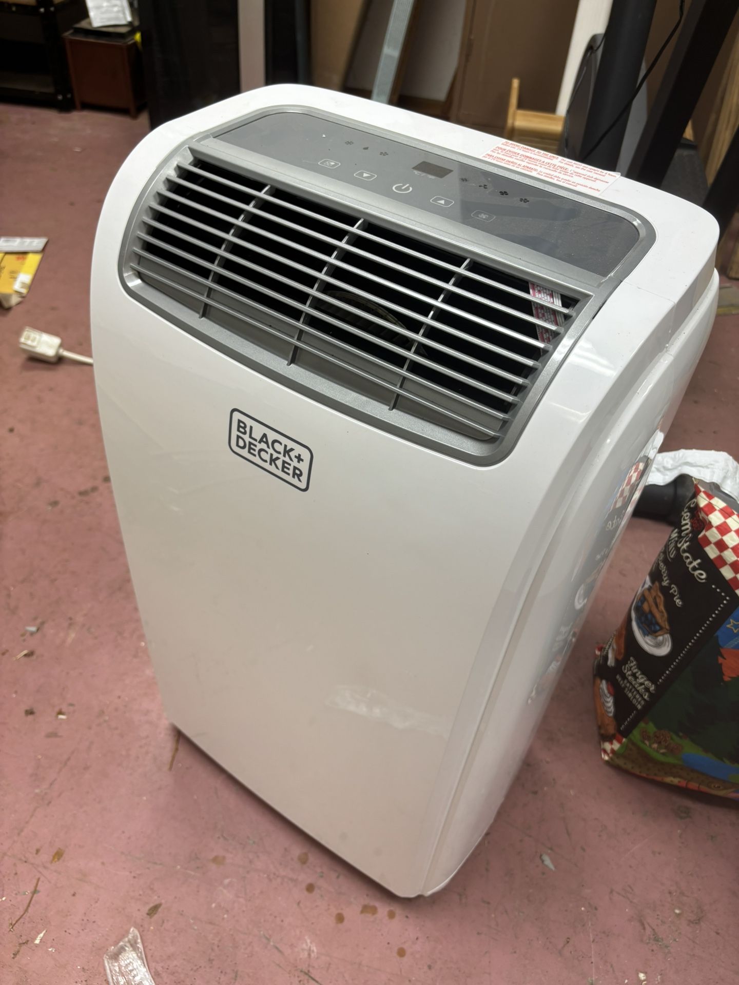 LOW PRICE MOVING- BLACK AND DECKER AC AIR CONDITIONER