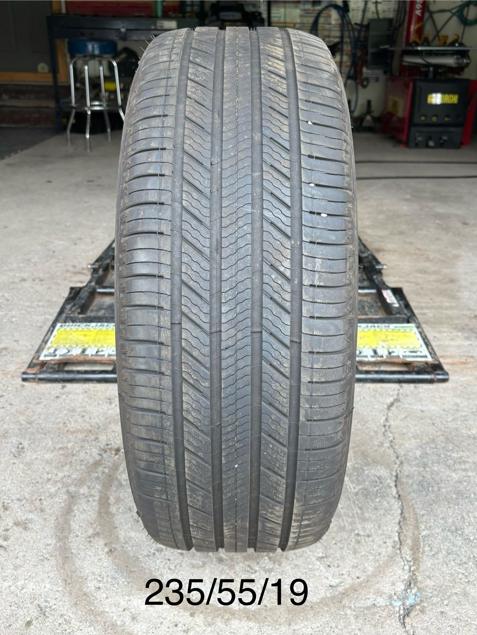 (1) - 235/55/19 Michelin Premier LTX Tire