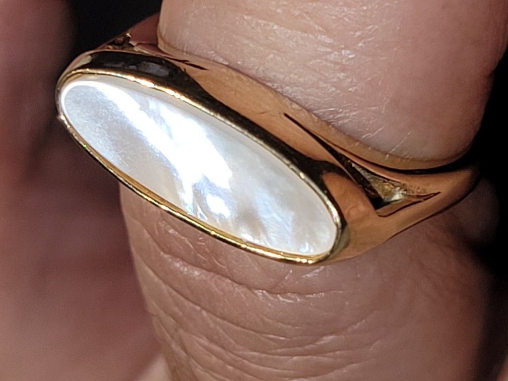 Vintage avon stamped gold tone with white Stone. Size 6/5 great Condition See Pics