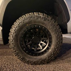17x9 Rims And Tires 33/1250/17 