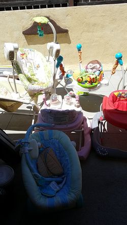 2 andaderas 1 brincolin 1 columpio 3 de para dormir todo por 30 dólares todo en buenas condiciones en total son 8 piezas