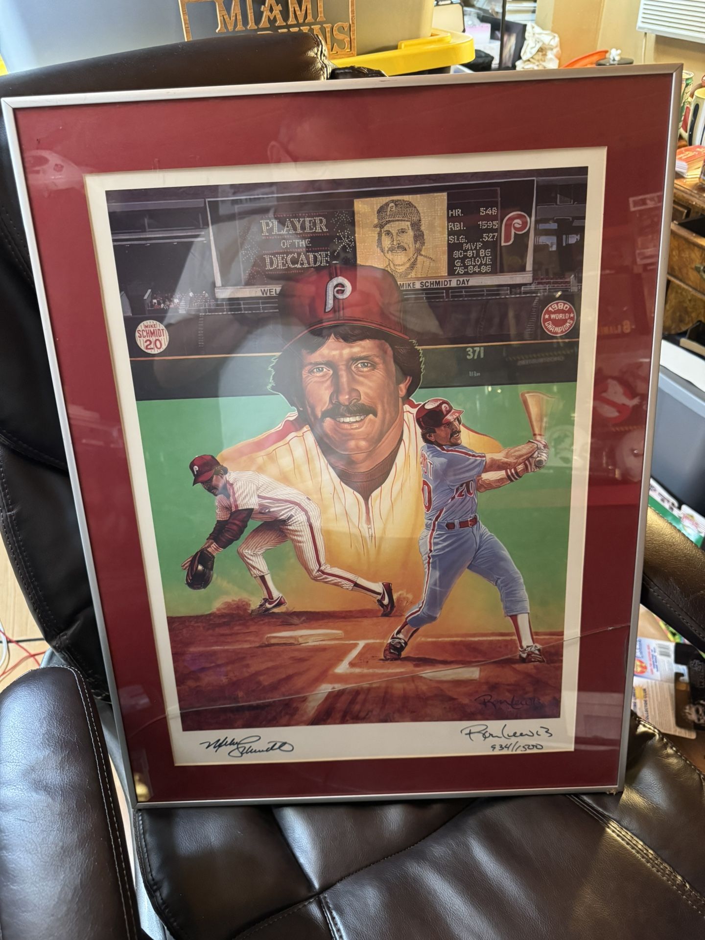 MIKE SCHMIDT PHILADELPHIA PHILLIES AUTOGRAPHED LITHOGRAPH LIMITED  934/1500 Framed & Double Matted. The frame glass is cracked in the bottom. 20x26