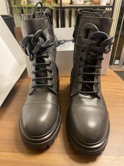 Woman’s Leather Boots Size 8. By Robyn Shreiber