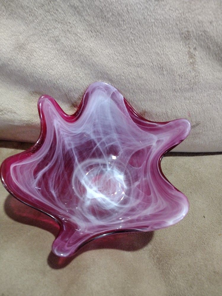 Cypress Made In Spain Scalloped Glass Swirl Bowl. Fuscia. 