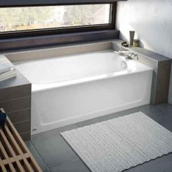 Make an offer! Brand New Soaking Bathtub with Right Drain in White