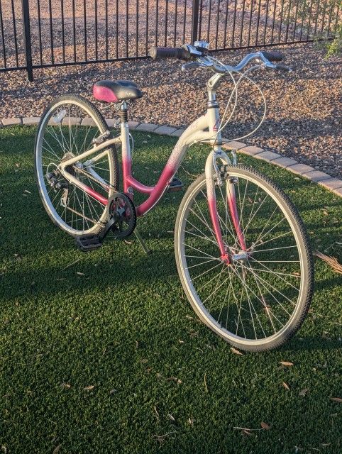 Fuji Womens Crosstown 4.0 Low Step Bicycle, 28-In Tires, 7-speed, 15.5 In Frame ,Seat Shock Absorber