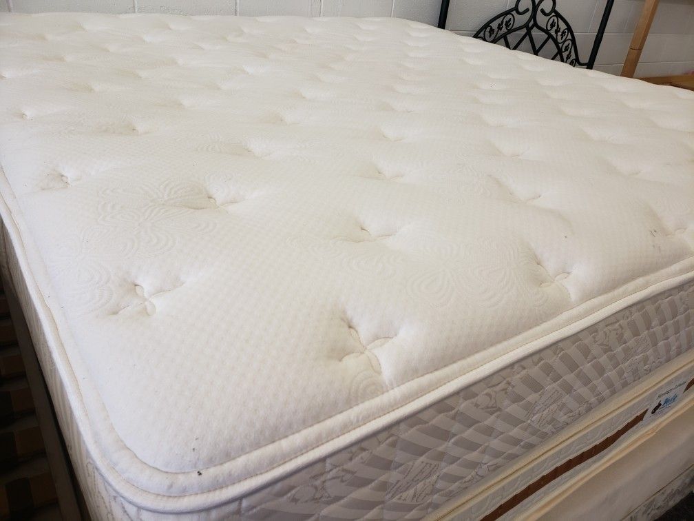 KING MATTRESS SET/ CAMAS DE VENTA