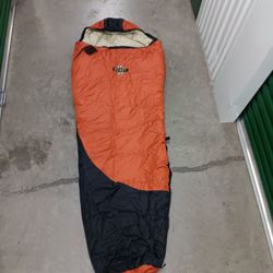 Quest Mummy Sleeping Bag (20 Degree Comfort)