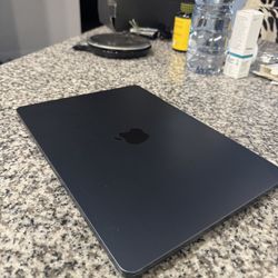 MacBook Air M2 (2022, 13.6”) — 512GB, excellent condition