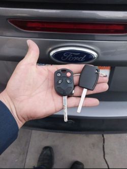 Car Keys / Fobs / Llaves De Carro