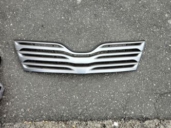 2013-2016 Toyota Venza Grill OEM.