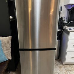 Mid-size GE Refrigerator With Bottom Freezer
