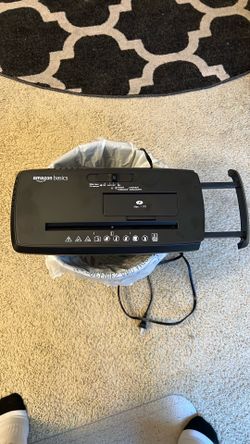 Amazon Basics 8-Sheet Paper, CD & Credit Card Shredder