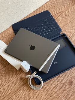 Apple iPad 8th Generation 32GB (Latest iOS 26) Logitech Keyboard case , Pencil & charger