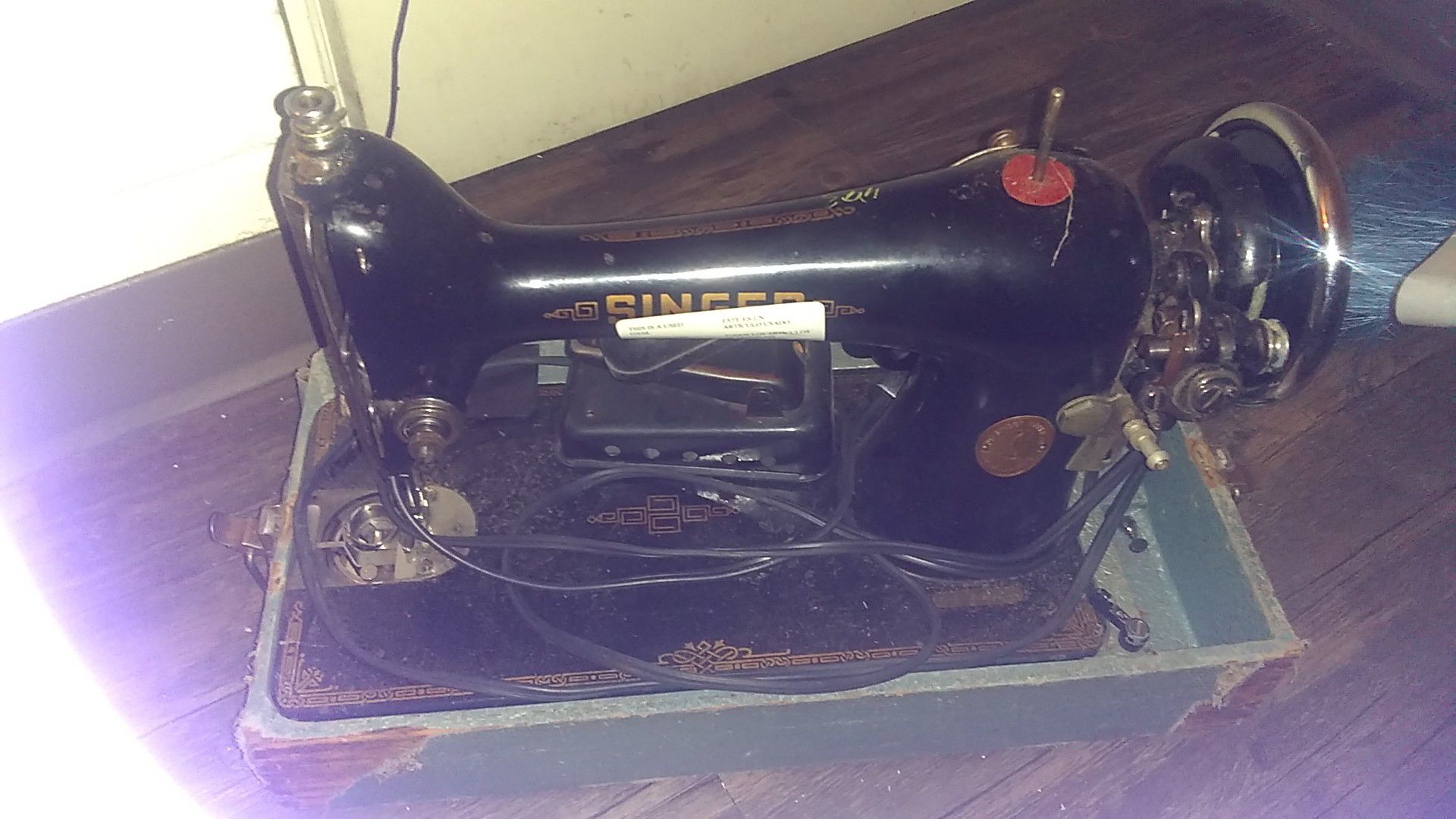 Singer old sewingachine needs belt works antique make an offer