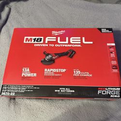 Milwaukee M18 FUEL 18-Volt Lithium-Ion Brushless Cordless 4-1/2 in./6 in. Braking Grinder w/Paddle Switch & Two XC 8.0 Ah Battery