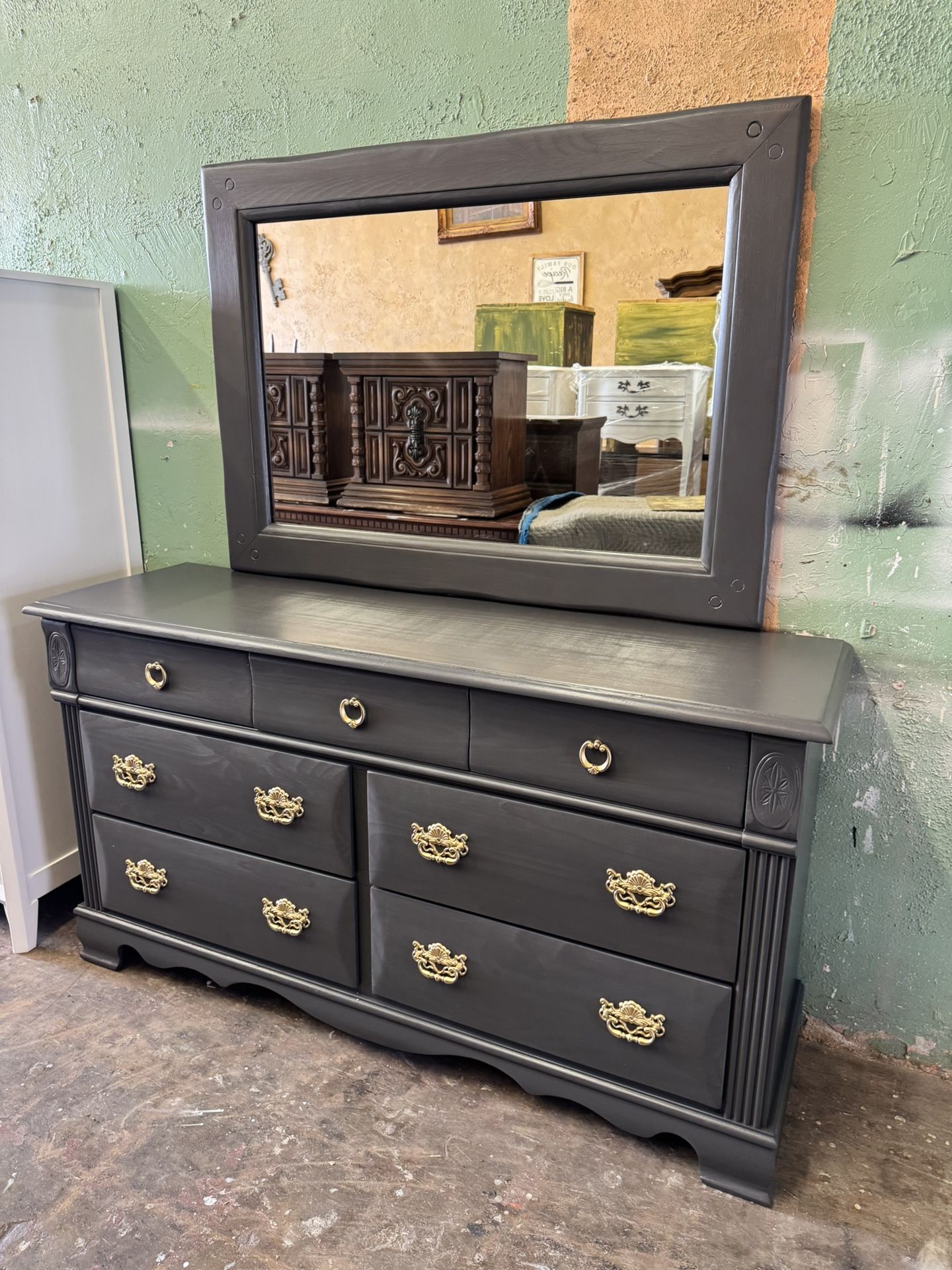 Beautiful Spacious Large 7 Drawer Dresser with Mirror