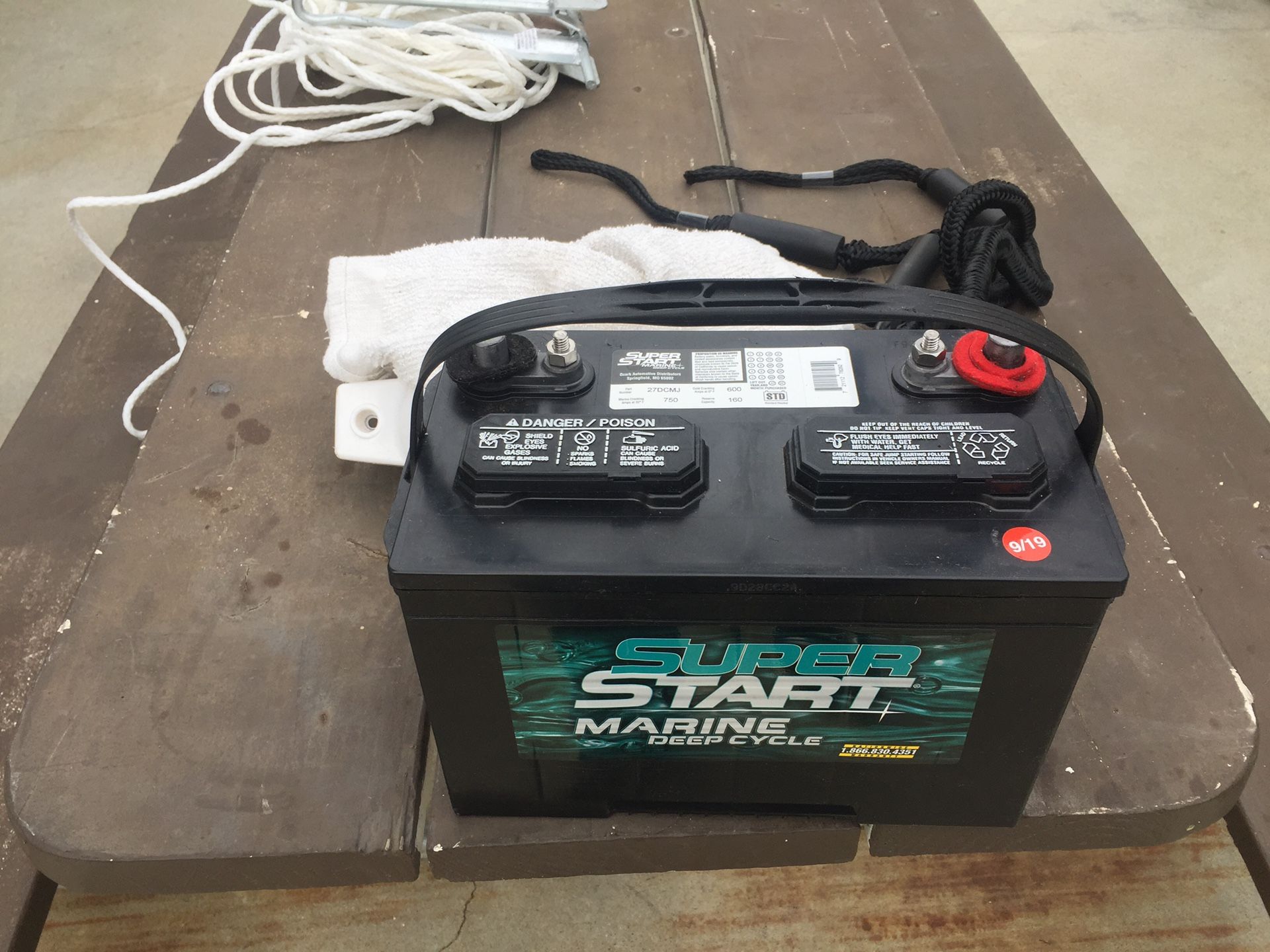 Deep cycle marine battery