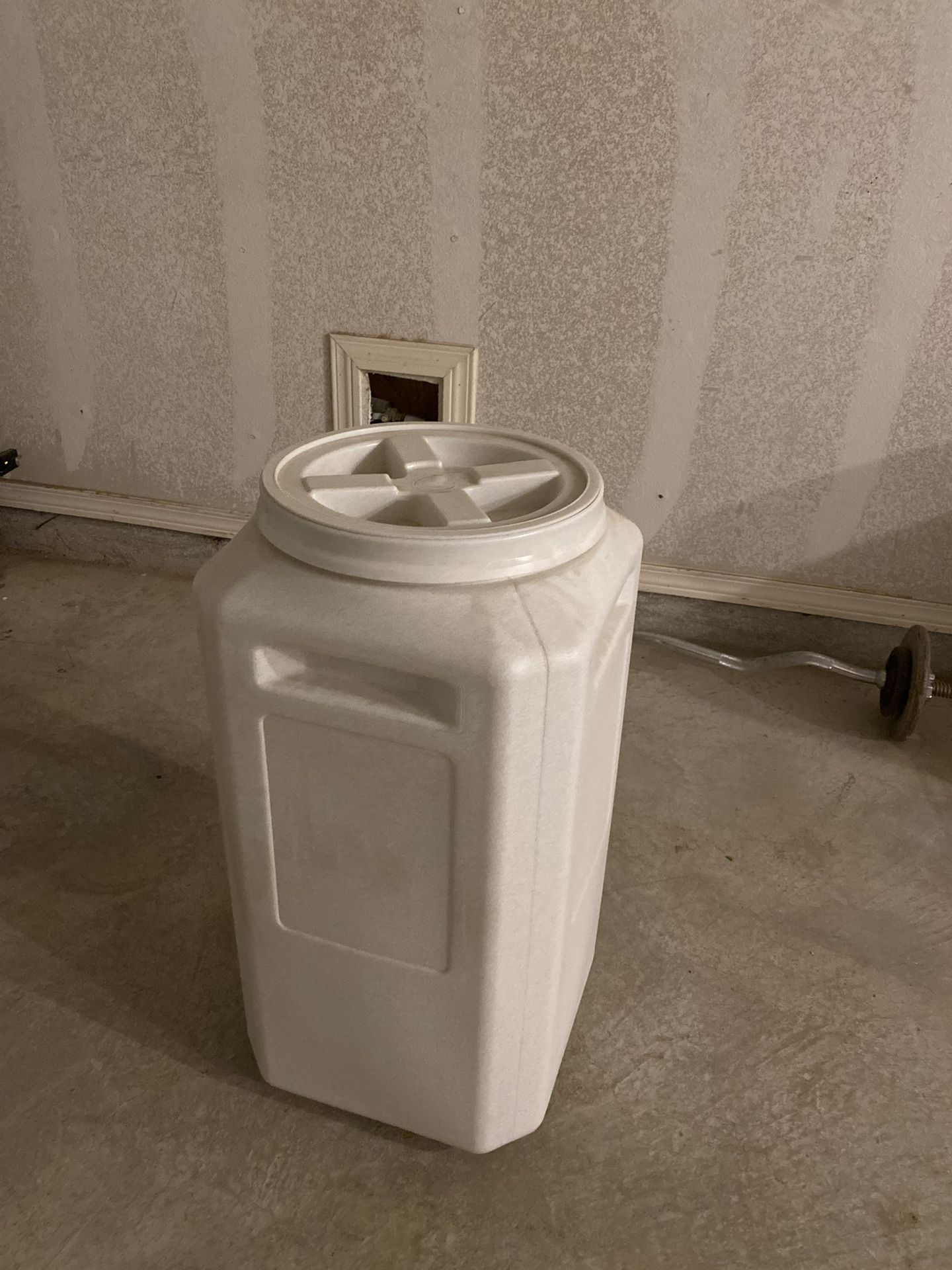 DOG/CAT FOOD STORAGE CONTAINER