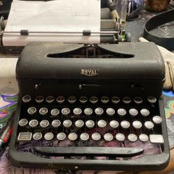 1941 Royal Delux Typewriter 