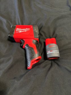Milwaukee M12 12:1 Infrared Temp Gun with M12 REDLITHIUM 2.5Ah Battery