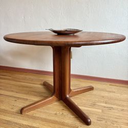 🐆 VINTISH INTERIORS 🐆 MCM Scandinavian Solid Danish Teak Round Dining Table