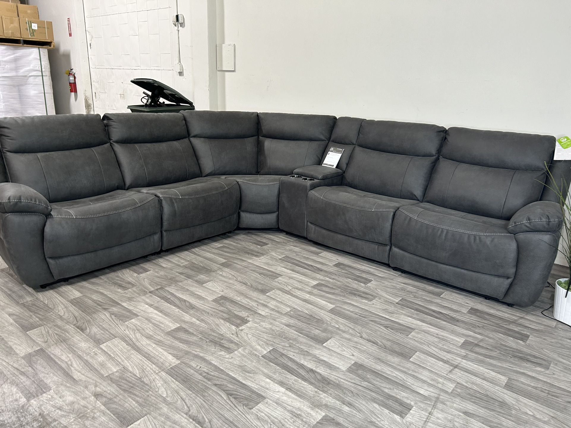 LIKE BRAND NEW! Costco Gray Leather Power Reclining Sectional Couch With Power And USB Ports (FREE DELIVERY 🚚)
