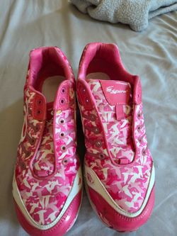Tennis shoes