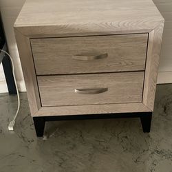 Set of 2 End Tables *LIKE NEW*