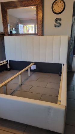 BEAUTIFUL KING SIZE WHITE PLATFORM BED FRAME ( NO SLATS)