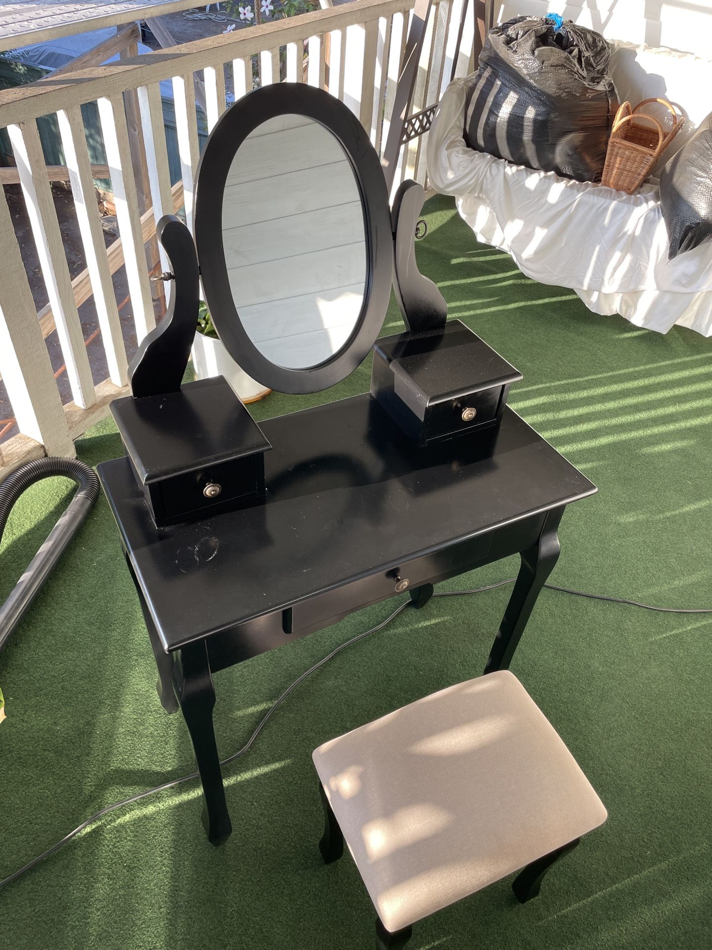 Vanity - Ashley Furniture Huey Vineyard Vanity Set