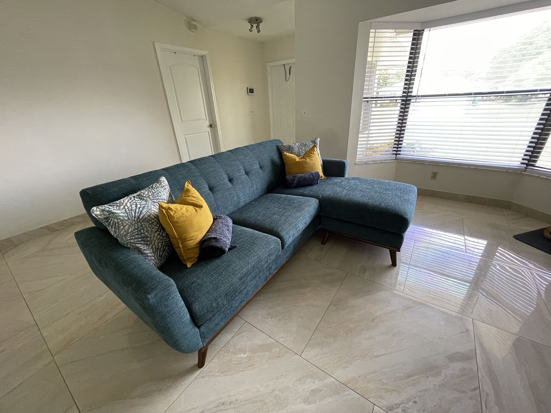 Modern Teal Sectional Sofa – Excellent Condition!
