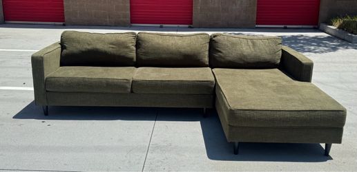 FREE DELIVERY! Living Spaces Calais III Sectional with right chaise ( Green)