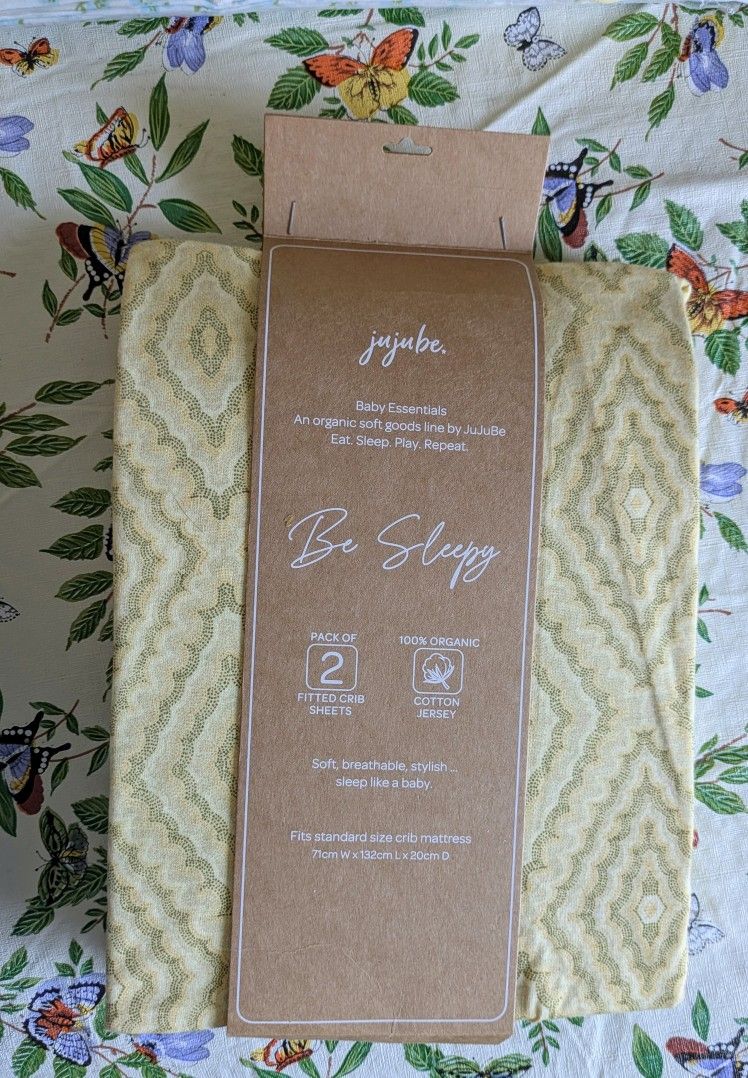 JuJuBe Organic Crib Sheets – 2 Pack 🌿
Set of 2 fitted crib sheets in soft yellow/green tones.
✨ 100% organic cotton jersey
✨ Fits standard crib 