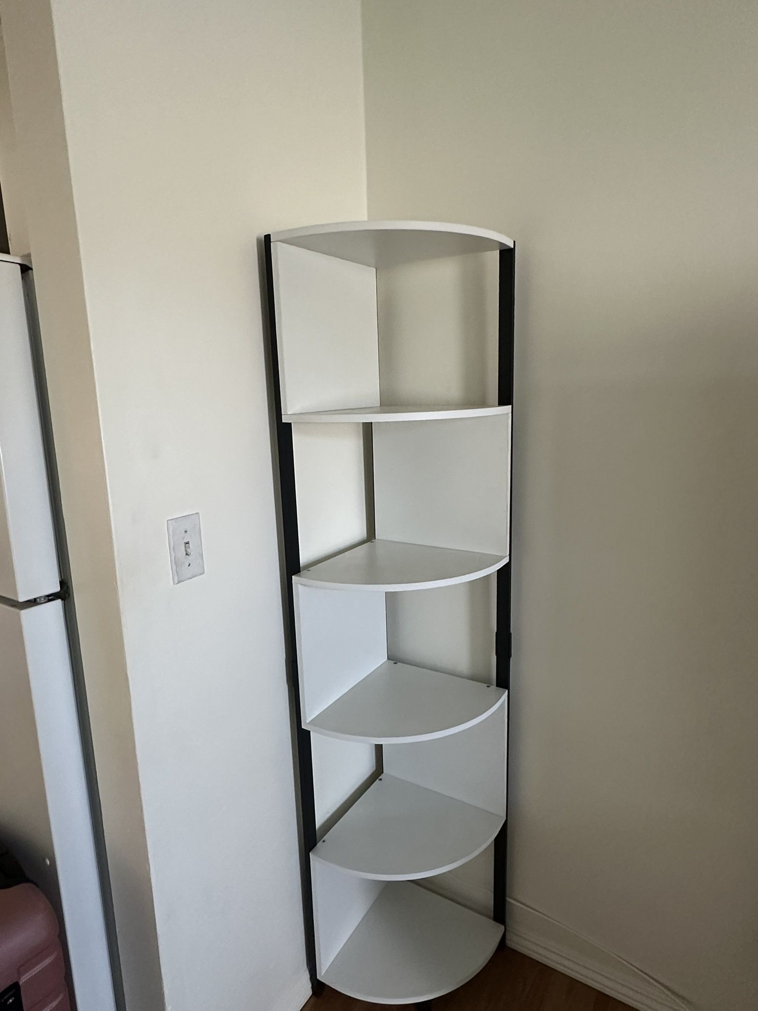 En venta: Repisa/esquinero moderno