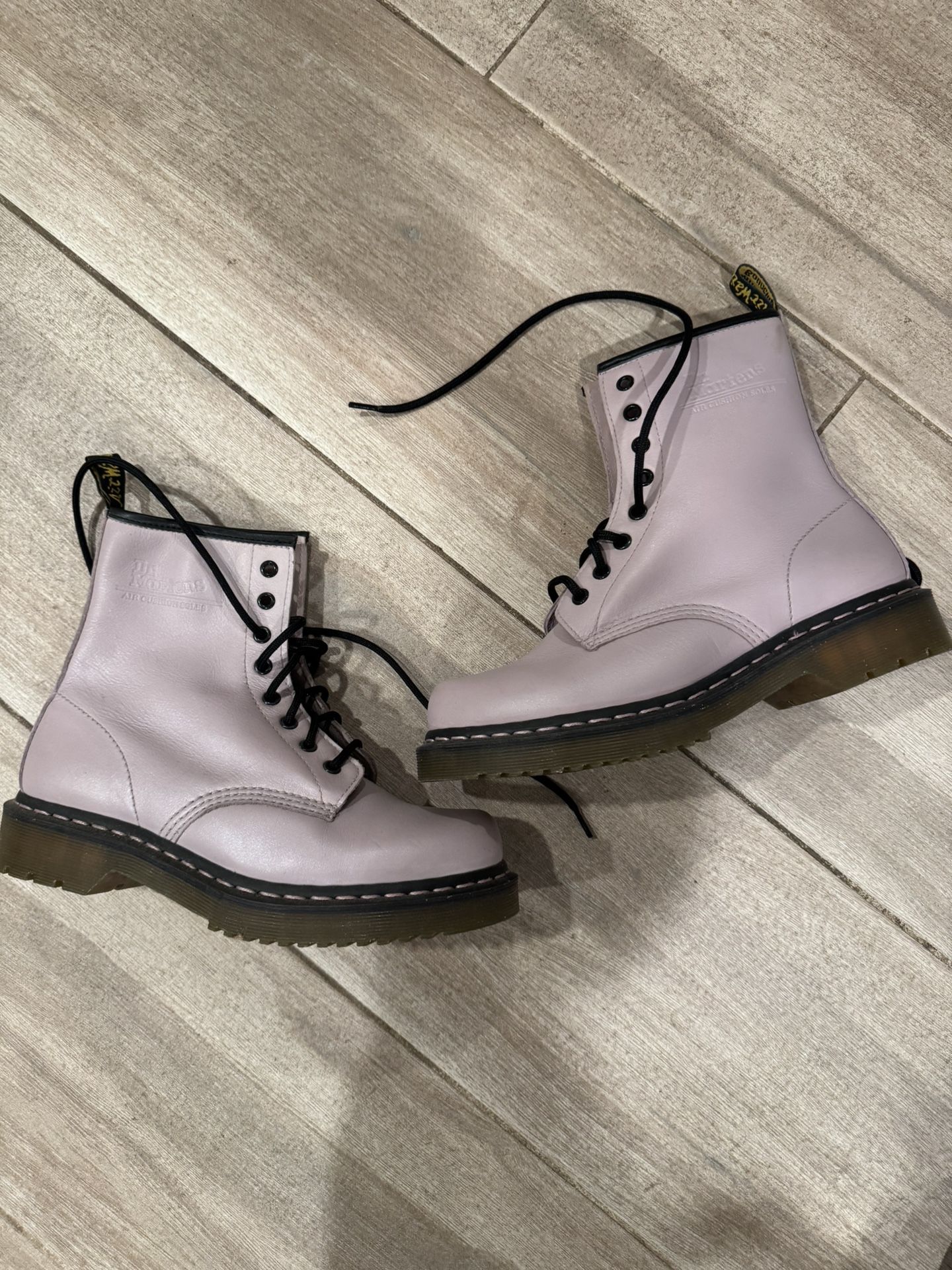 DR MARTEN RARE LILAC BOOTS