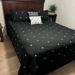 Comfort Set.  Queen Size. 5 piece.  Good Condition