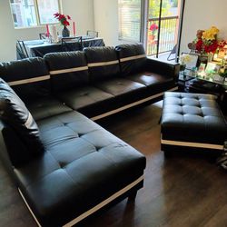 BEAUTIFUL  BLACK AN WHITE SECTIONAL! 